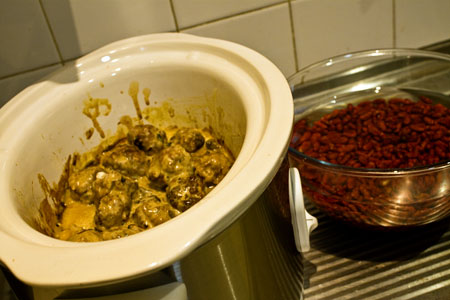 Meatballs in the slow cooker (crock pot)